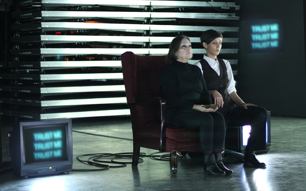 Sans Titre (Untitled) Video Performance by Nil Yalter and Melis Tezkan, Temps d'Images, garajistanbul, 2009, photo 2 by Eran Hakim